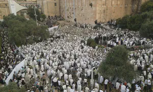 "הושיע את עמך" למרגלות מערת המכפלה