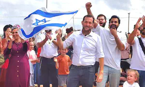 מעל 10,000 צועדים בין גנים לכדים