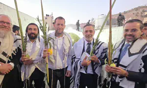 תפילת שחרית עם ארבעת המינים בקבר יוסף