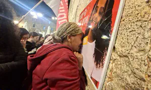 Hymanut’s mother prays for her return at Western Wall
