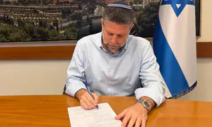 סמוטריץ' חתם: הדלק יוזל בחצי שקל לליטר