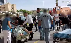 הרגע שבו האב פגש את בנו הלוחם הפצוע