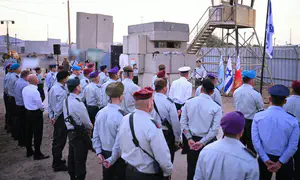 דקת דומייה בבסיס זיקים