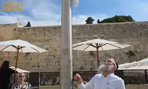 דגל ישראל הורד לחצי התורן בכותל