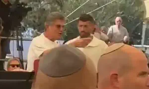 אב שכול התפרץ במהלך נאום נתניהו