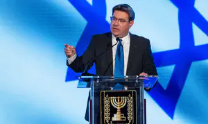 אקוניס תקף את ממדאני והזמינו לסרט הזוועות
