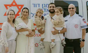 צבי יילד תינוק באמבולנס לזכר בנו הי"ד