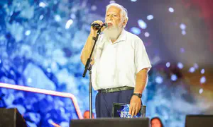הרב בני קלמנזון אומר קדיש בטקס הזיכרון