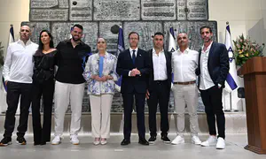 גיבורי הטיסה מדובאי קיבלו אות גבורה