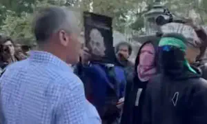 גבר הוריד מסכה מפניו של פרו-פלסטיני