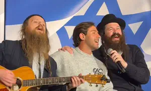 צפו: עומר שם טוב שר עם זושא