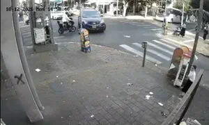 תיעוד קשה: רוכב אופניים הוטח לכביש