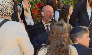 רגע מרגש: יונתן רזאל ליווה את בתו לחופה
