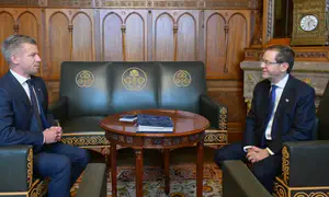 Herzog meets Hungarian PM, invites him to visit