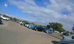 צפו בחילוץ הדרמטי של הפעוט מהרכב