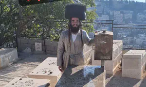 אברהם לבנת עלה לקבר אביו לפני חתונתו