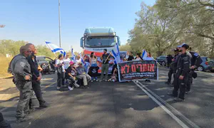 עשרות משאיות חסומות בדרך לעזה