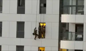 לוחמי הימ"מ גלשו והצילו אישה שאיימה לקפוץ