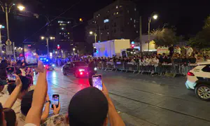 בקבוק נזרק לעבר שיירת ראש הממשלה
