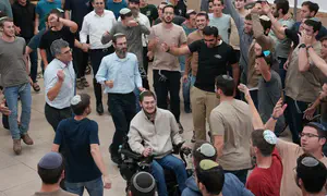 תשעה כדורים פגעו בו, הוא חזר לישיבה
