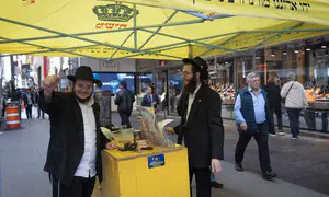 Chabad man returns to tefillin outreach day after stabbing