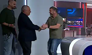 "לא אשב תחתיו": החיבוק המפתיע באולפן