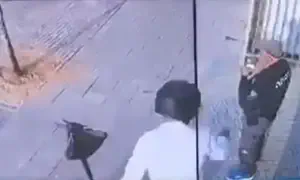 יורד מהקורקינט, לוקח את הנשק - ובורח