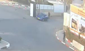 תיעוד דרמטי: החייל מזנק ומחסל את המחבלים