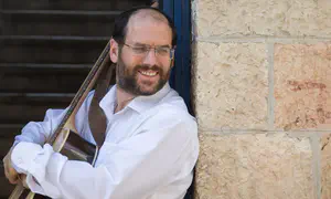 אהרן רזאל מחתן בן - ומפתיע בשיר חדש