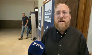 ברל'ה קרומבי: שלושה תרחישים ללילה הדרמטי