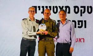 רופא, מפקד ומציל חיים