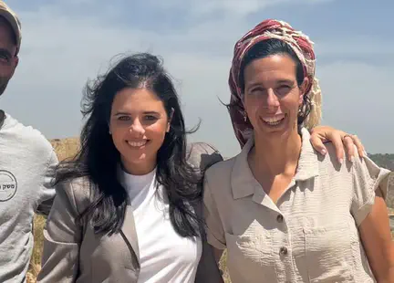 איילת שקד בביקור בחווה לזכר הרב רונצקי