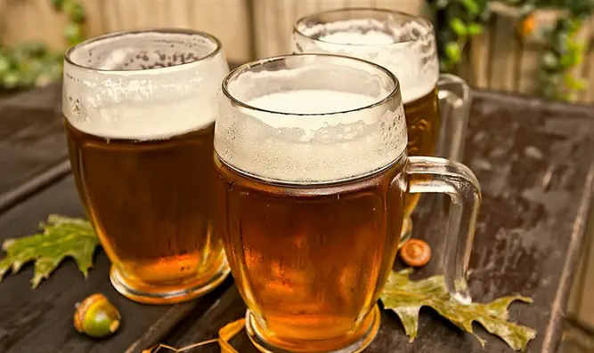 Haredi man buys 83K NIS of beer and pizza and destroys it