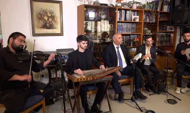 הפייטן יהודה נפתלי במופע ביתי