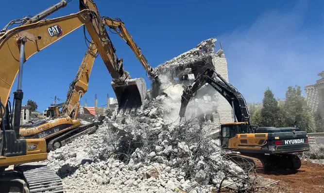 Illegal Arab house overlooking Jewish town demolished