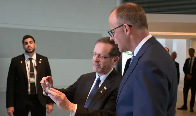 Herzog and German Chancellor watch release of Edan Alexander