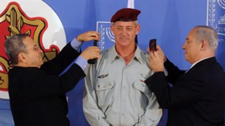 מעניקים דרגות לגנץ