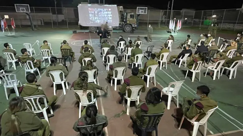 יוצרים יחד את זהותה של העוצבה