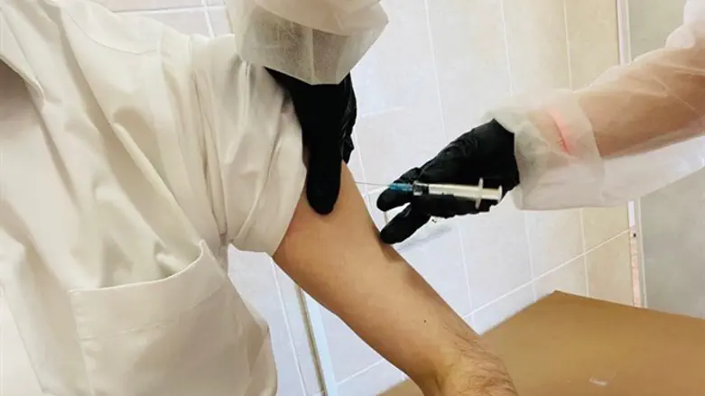 מקבל את החיסון במרפאה ברחוב בלשוי ברוניא 3, מוסקבה