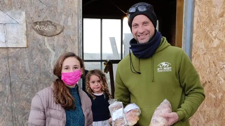 התלמידה מעיין שראל עם משפחה מחוות שבתאי-אברהם