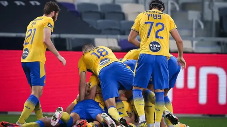 שחקני מכבי חוגגים הערב ניצחון דרמטי וחשוב