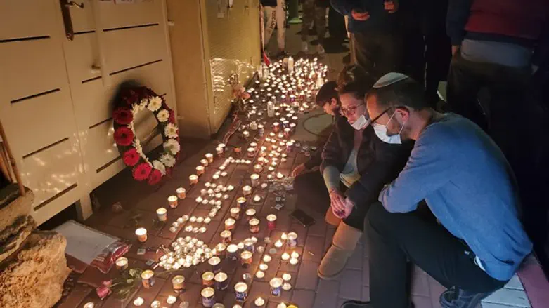 У дома убитой Дианы Раз