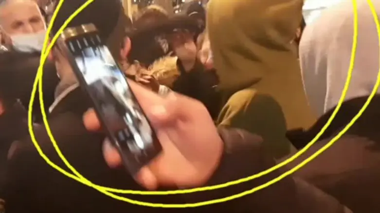 Полицейский ударил девочку во время демонстрации