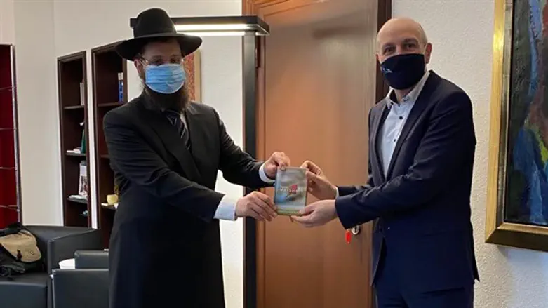 הרב טייכטל מעניק את הספר לסגן שר האוצר של גרמניה