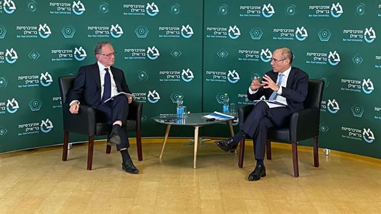 רו"ח שלמה זוהר משוחח עם הנגיד