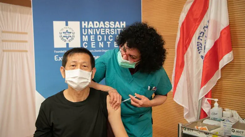 נציג טאיוואן בנג׳מין הונג מקבל חיסון