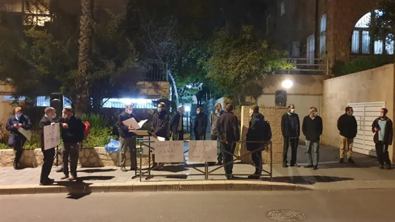 Protest at Leon home