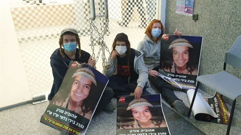 פעילי מחאת סנדק מתבצרים במשרדי מח"ש