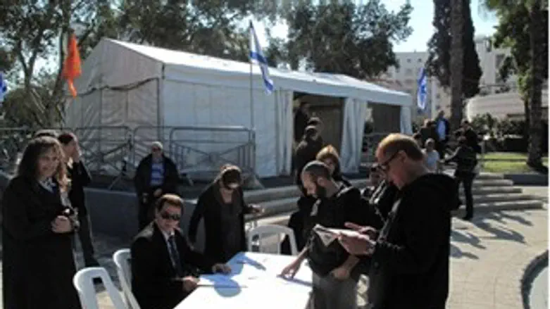 רוכברגר מחתים