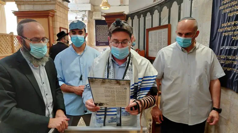 השר אקוניס בחברון